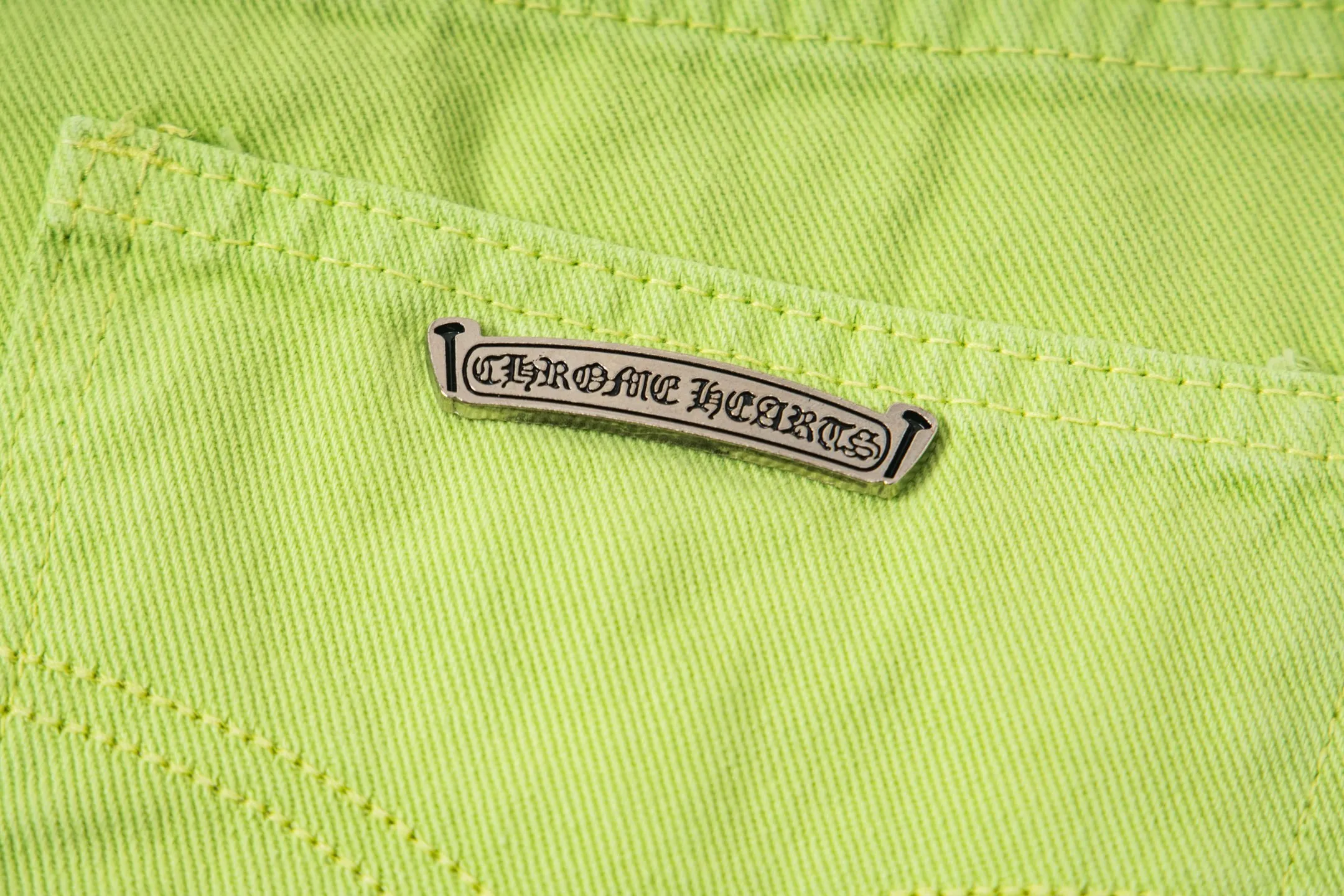 P250 Chrome Hearts dopamine green denim and black and yellow leather couple jeans are a hot trend this season and are sought after by countless celebrities and fashionistas. The neat details of the cutting process add color to the playful fashion! The neat and meticulous design, and the well-fitting structure is unique. The upper body not only has outstanding recognition, but also looks younger and younger. A style with the ultimate wearing meaning and performance, gorgeous color matching, and the craftsmanship of this style is also extremely extraordinary. After the finished product is washed, it is disassembled and hand-made with sheepskin cross leather and then spliced ​​together to complete. The whole piece has too many craftsmanship to describe. It is decorated with patchwork cross flowers and high-waisted washed jeans! ! Absolutely high-end luxury product, a god-level single product, a super popular product, made by top heavy industry, a magic weapon that cannot be missed to hit the streets. Style number: 1829# Size: 28 30 32 34 Color: green